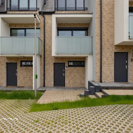 Dwupoziomowy Z Parkingiem - Taras I Balkon - 3 Sypialnie By Renters Apartment Rewal